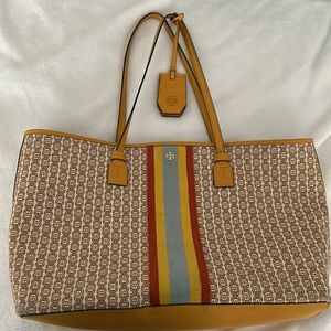 Tory burch bag used, its in great condition, the straps are relatively worn out.